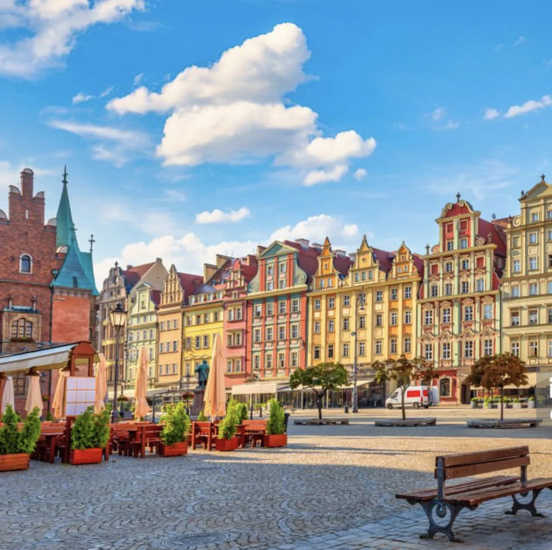 Kraków Travel Guide -Medieval squares, royal castles, and riverside cafés